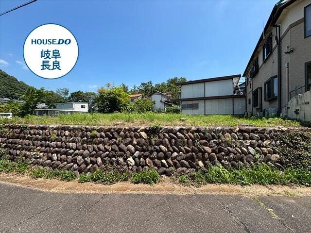 【外観】
名鉄各務原線「新那加」駅、車で12分
岐阜バス「神池」停、徒歩2分
小学校:岩小学校
中学校:藍川中学校
