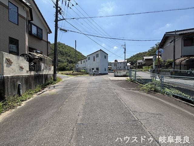 ≪西側南向き≫2台の車がすれ違うことが出来る道幅です。落ち着いた住宅環境です。