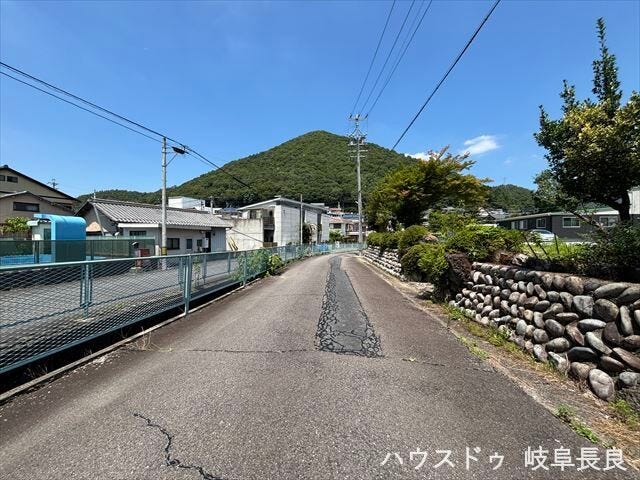 ≪西側北向き≫閑静な住宅街に位置する住まいです。落ち着いた街並みが広がり、穏やかな暮らしをお楽しみいただけます。