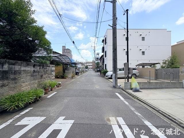 【北側前面道路。】
幅員約5.4m前面道路。2台の車がすれ違うことが出来る道幅です。
