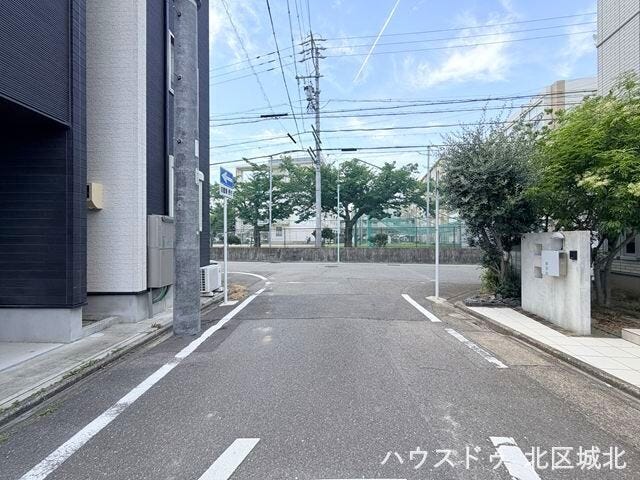 【北側前面道路。】
幅員約5.4m前面道路。道幅が広すぎると交通量が増えてしまうのも心配ですので、これぐらいが理想的な道幅なのかもしれませんね。