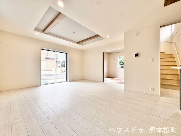 ■安らぎと笑顔の中心地■陽光が優しく降り注ぎ、会話が自然と弾む。ここでは、毎日が特別な時間へと変わります。