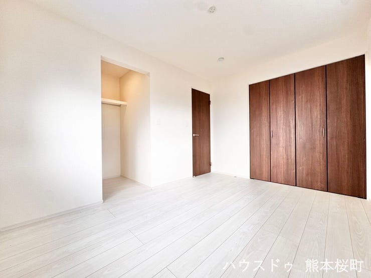 ■2階6帖洋室■寝室、書斎、趣味の部屋。家族の成長やライフスタイルに合わせ、様々な使い方ができる快適な空間です。