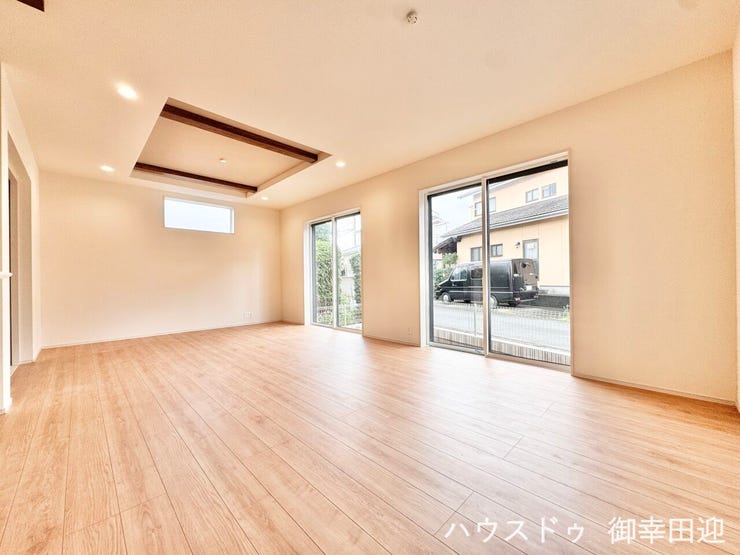 ■安らぎと笑顔の中心地■陽光が優しく降り注ぎ、会話が自然と弾む。ここでは、毎日が特別な時間へと変わります。