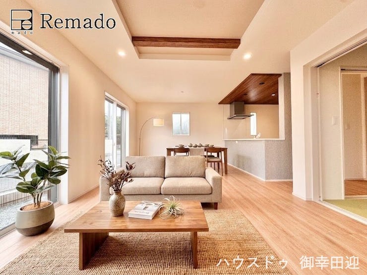 【リビング】
■家族の笑顔が集う中心地■お気に入りの家具を迎え、窓からは心地の良い光が差し込みます。※CGで家具を配置しています。