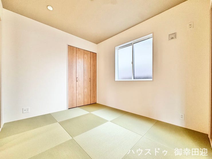 ■1階4.5帖和室■ゲストをもてなし、昼寝や家事にも使える、畳のぬくもりが心地よい多目的万能スペース。