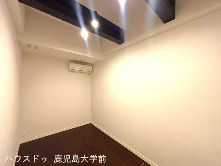 ダークブラウンの床が落ち着いた雰囲気を演出。
防音仕様で映画や音楽を心ゆくまで堪能できます☆