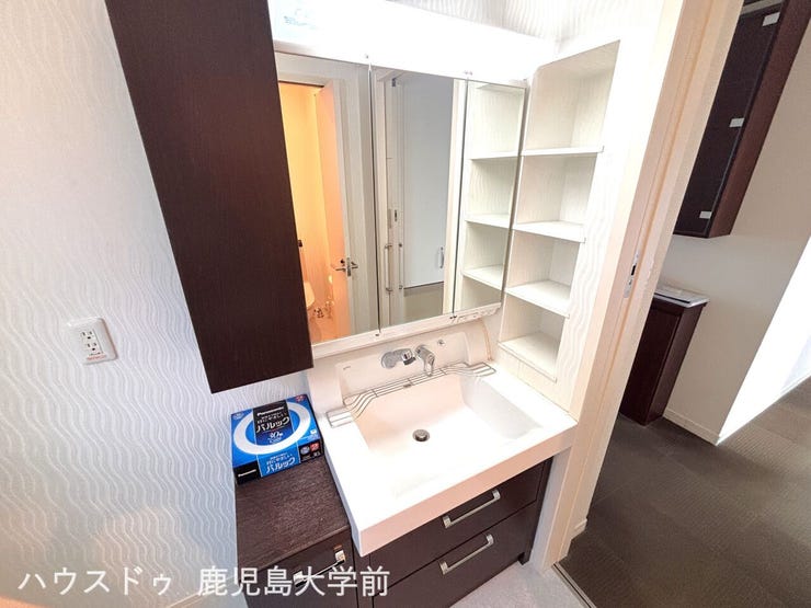 3面鏡仕様のスタイリッシュな洗面台。サイドや鏡裏に収納棚があり、小物をすっきり整理できます。