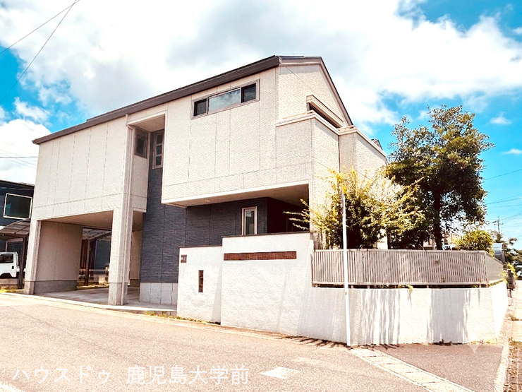 【外観】
それぞれの住空間を確保できる2世帯住宅向き戸建。