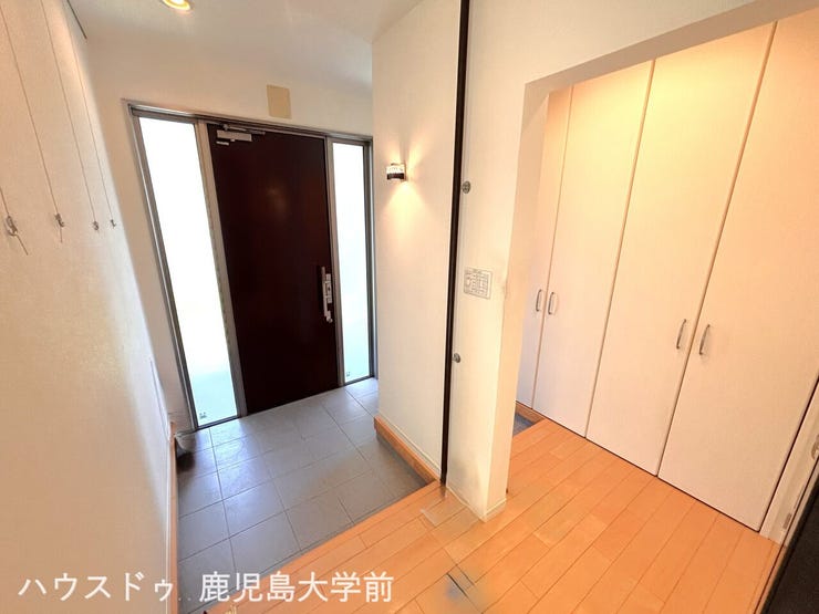 両サイドから光が差し込む明るい玄関。壁一面の大型シューズボックス完備で、すっきり片付きます。