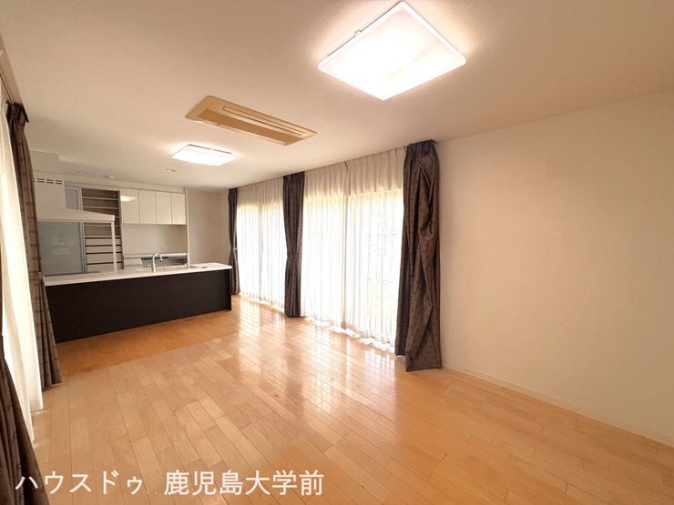 左右に大きな掃き出し窓があり、開放感は抜群!
お庭への出入りもしやすく、家事動線も良好。