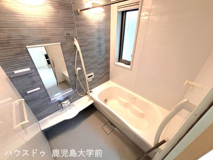 ゆったりと足を伸ばして寛げる広々とした浴槽。窓付きで換気もしやすく、日々の疲れを癒せます。