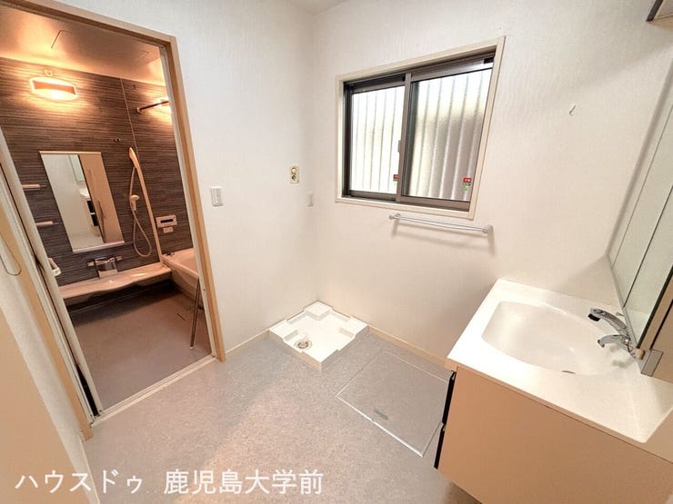 脱衣所や洗濯の場としてもゆとりある空間。