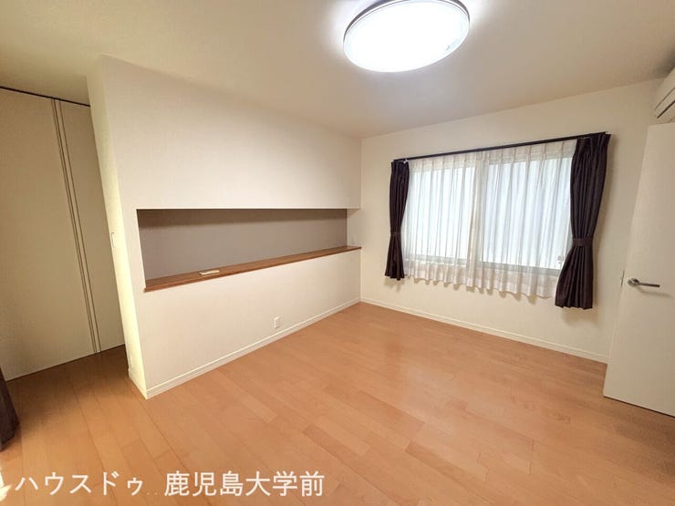 1階リビング横の洋室。
明るく広々とした空間は、主寝室として最適♪