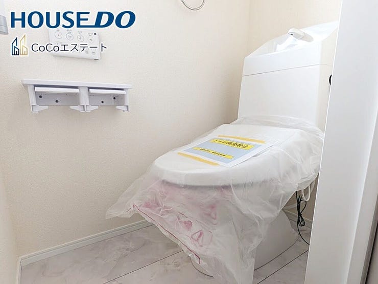 □■トイレ■□
温水洗浄便座付きトイレ♪
冬場や冷え込む時期にもお尻を温かく快適に保ちます。
また、汚れにくく掃除しやすい設備です。