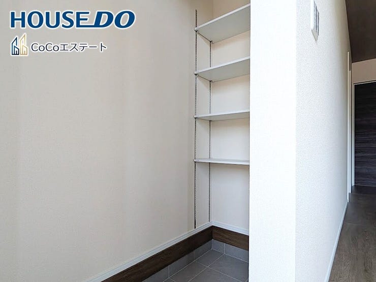 □■玄関■□
散らかりがちな玄関がスッキリ片付く収納力の高い玄関収納が備え付けられてます。