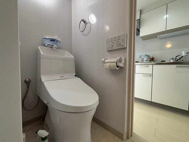 【トイレ】白を基調としたクリーンな内装で、清潔感にあふれるトイレ空間。