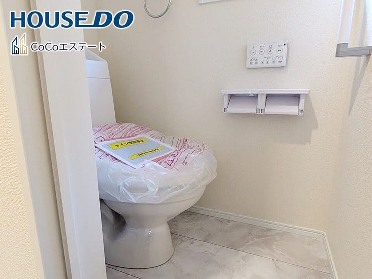 □■トイレ■□
温水洗浄便座付きトイレ♪
冬場や冷え込む時期にもお尻を温かく快適に保ちます。
また、汚れにくく掃除しやすい設備です。