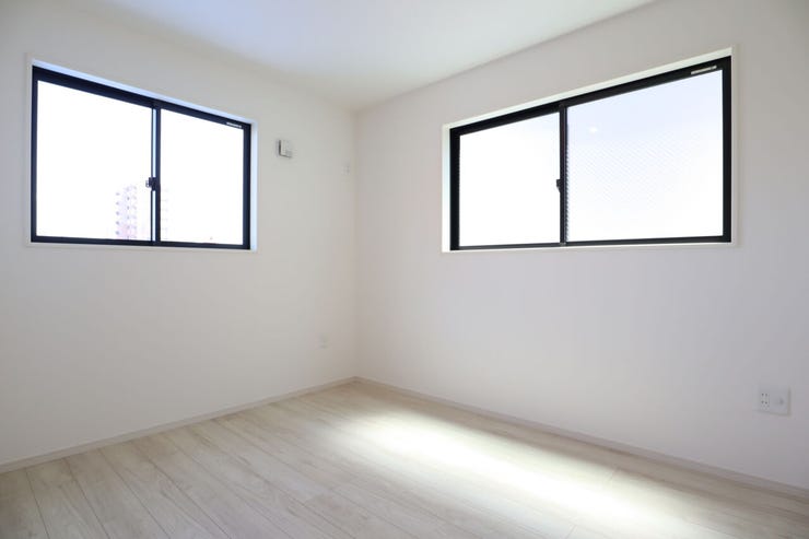 洋室 同仕様
2面採光のお部屋は明るく風通しの良いお部屋です♪