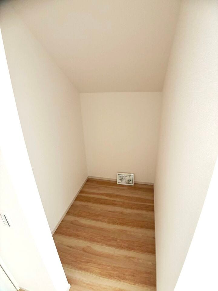 ◎WIC:1号棟(7/5撮影)
奥行のあるWICは、お洋服だけでなく、季節物の家具や家電、ご来客用のお布団の収納スペースとしても使えます!