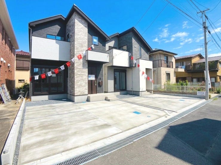 ◎前面道路(7/5撮影)
小・中学校10分圏内!保育園や公園も近く、子育て世帯に嬉しい住環境です!
車通りも多くないので、駐車が苦手な方も安心して駐車することができます!