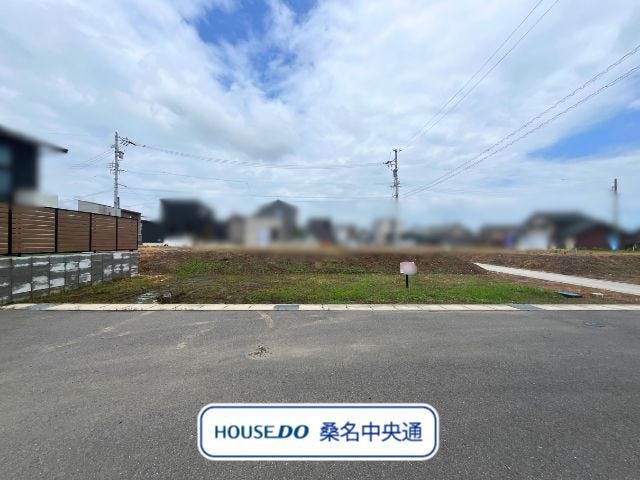 【外観】
南側の隣地との間に道があることで陽当たりが良くなりますね。午後から夕方まで明るいです。(2026年7月19日撮影)