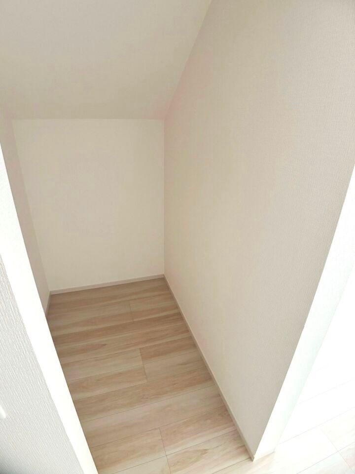 ◎WIC:2号棟(7/5撮影)
奥行のあるWICは、お洋服だけでなく、季節物の家具や家電、ご来客用のお布団の収納スペースとしても使えます!