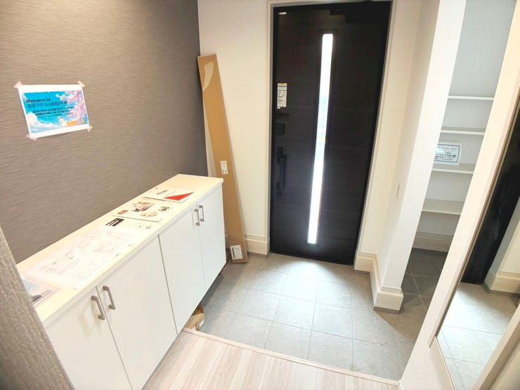 ◎玄関:2号棟(7/5撮影)
玄関ドアはピタットキーを採用!タグキーを近づけるだけでサッと施解錠ができます!
スマホからも施解錠可能♪