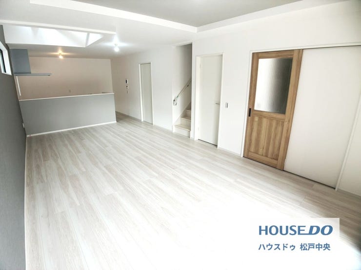 ◎リビング:2号棟(7/5撮影)
LDK20帖!
折上天井、クロス、腰壁にもアクセントクロスを採用したお洒落な空間のLDKになっています。