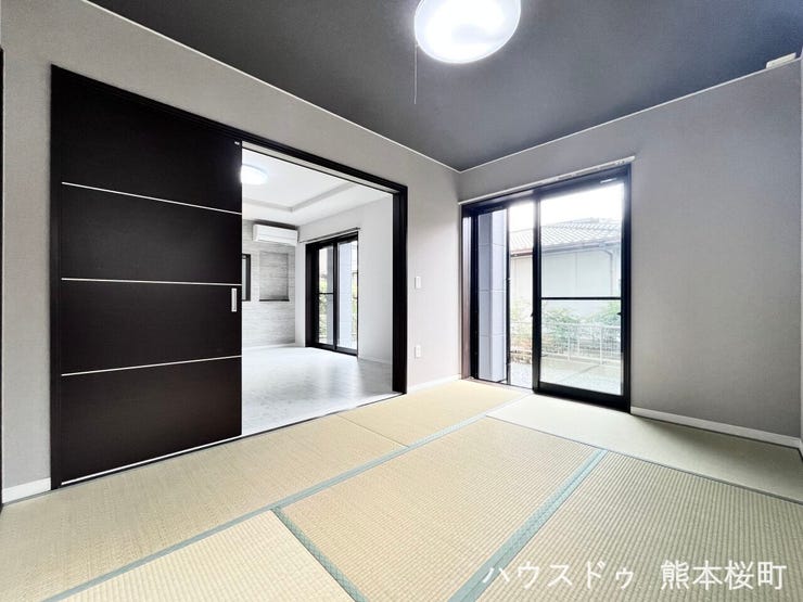 ■1階6帖和室■ゲストをもてなし、昼寝や家事にも使える、畳のぬくもりが心地よい多目的万能スペース。