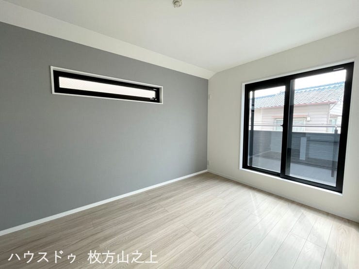 バルコニーに面した明るい洋室