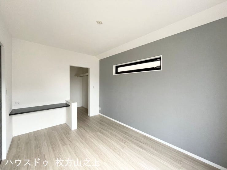明るい陽射しが差し込む洋室