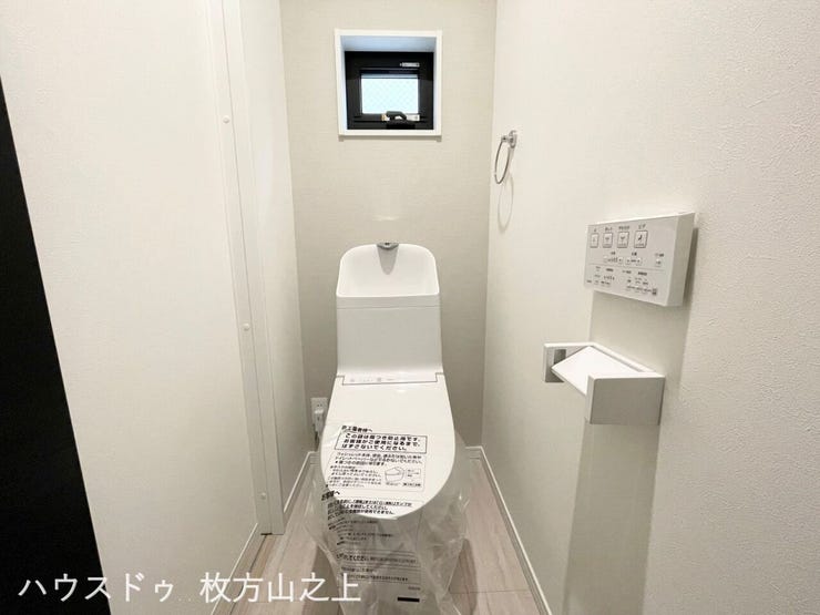 1階、温水洗浄便座付きトイレ