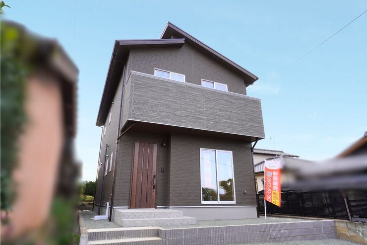 【外観】
色等異なります。 同型物件