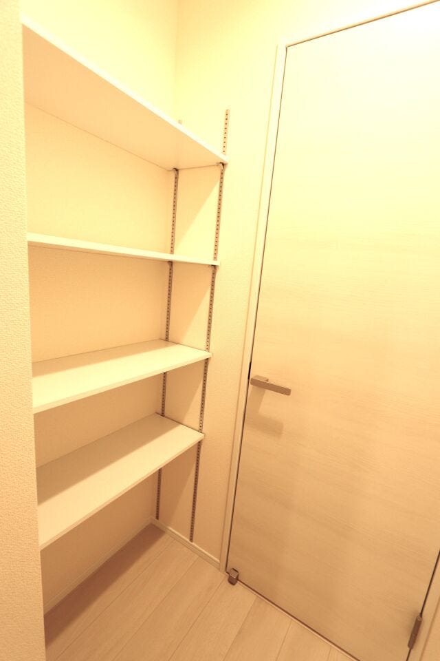 常温管理したい食材や調味料などをすぐに出し入れすることができる、家事動線のいいキッチンです♪
リビングから見えない配置で、生活感を隠して整ったキッチンに!