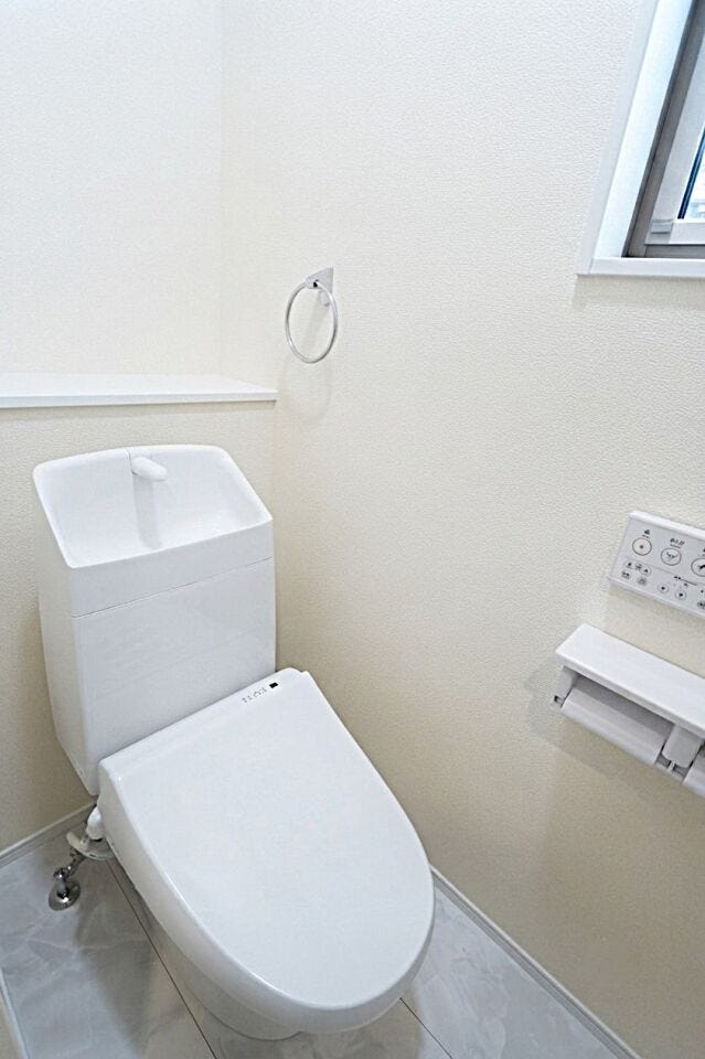 白を基調とした柔らかい、落ち着いたトイレです。
