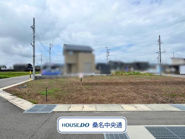 【外観】
西側と南側が道路で、間口もゆとりがあります。日当たりが良く夕方まで明るいです。(2026年7月19日撮影)