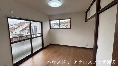 【洋室】大きな掃き出し窓からは、そのままベランダへ出入りが可能。重いお布団や洗濯物も室外へサッと干せて日々の家事負担が軽減します。