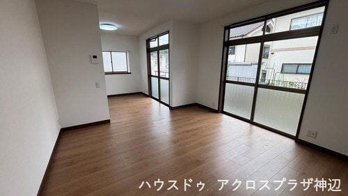 【リビング】大きな窓から自然光が差し込む開放感あふれるLDKです。家具の配置がしやすく、お好みのインテリアでレイアウトをお楽しみいただけます。プライバシーに配慮された窓仕様もうれしい
ポイントです。