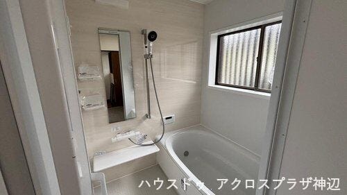 【浴室】大きな窓から、たっぷりの自然光が差し込み、日中は明るく開放的な空間を。窓を開ければ心地よい風が通り、換気も◎夜はプライバシーを守りながら、リラックスできます。