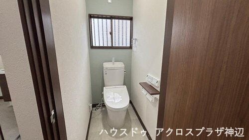 【トイレ】自然光が差し込み、日中は照明なしでも明るく過ごせます。窓を開けて換気もできるため湿気やニオイがこもらずいつも清潔。防犯面にも配慮した格子付きです。