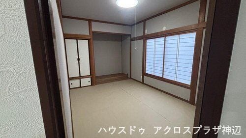 【和室】奥にはお布団や季節ものの衣類、家電などをすっきり片付けられる収納を完備。その隣には、お気に入りの美術品や生け花などを飾れる床の間があります。
