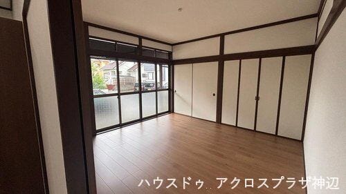 【洋室】壁一面に収納スペースを完備。季節ものの大きな荷物までまるごとスッキリ収納できます。お部屋の中に余分な家具を置く必要がないため、空間を最大限広く使えます。