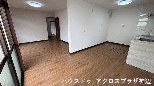 【リビング】木目のフローリングに明るいホワイトの壁紙が調和した飽きのこないシンプルなデザイン。合わせる家具によってお部屋の雰囲気を変えられます。