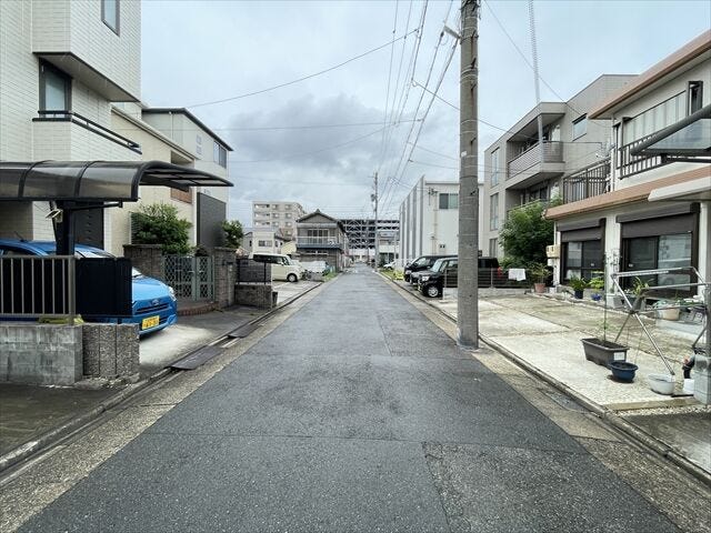 幅員約5.4mの前面道路です。車がすれ違える道幅です。車1台とベビーカーですれ違っても余裕のある道幅は安心ですね。