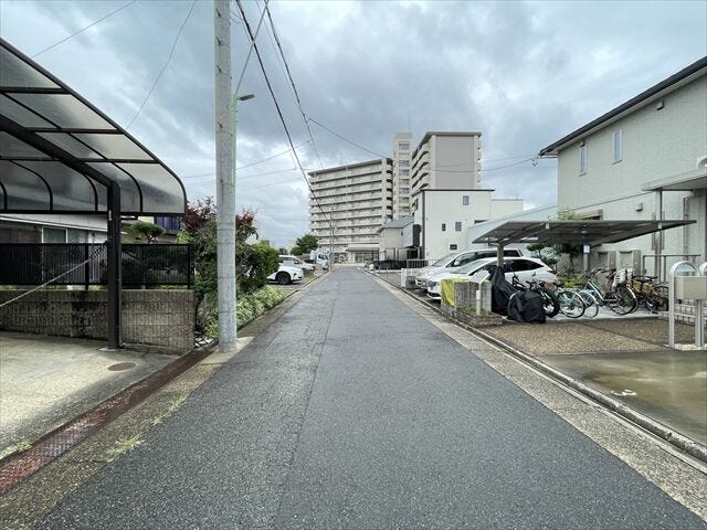 幅員約5.4mの前面道路です。車がすれ違うのに安心な道幅です。道幅が広すぎると交通量が増えてしまうのも心配ですので、これぐらいが理想的な道幅なのかもしれませんね。