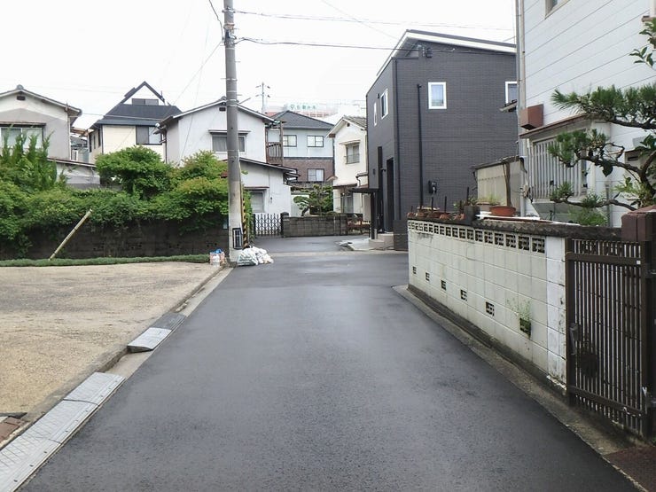 北側道路(雨天時)