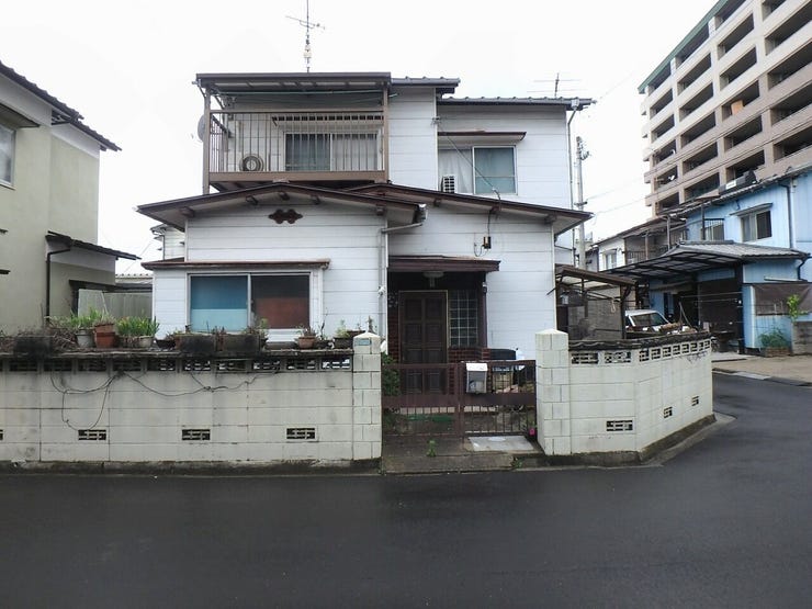 外観を東側より撮影(雨天時)