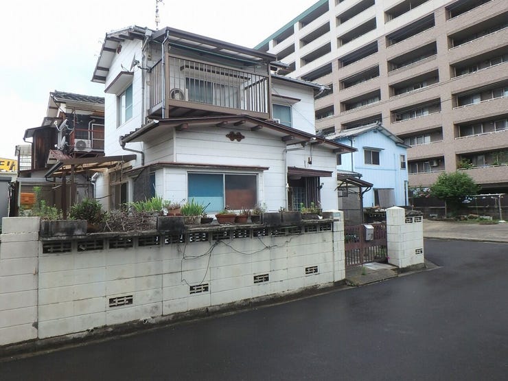 外観を南東側より撮影(雨天時)