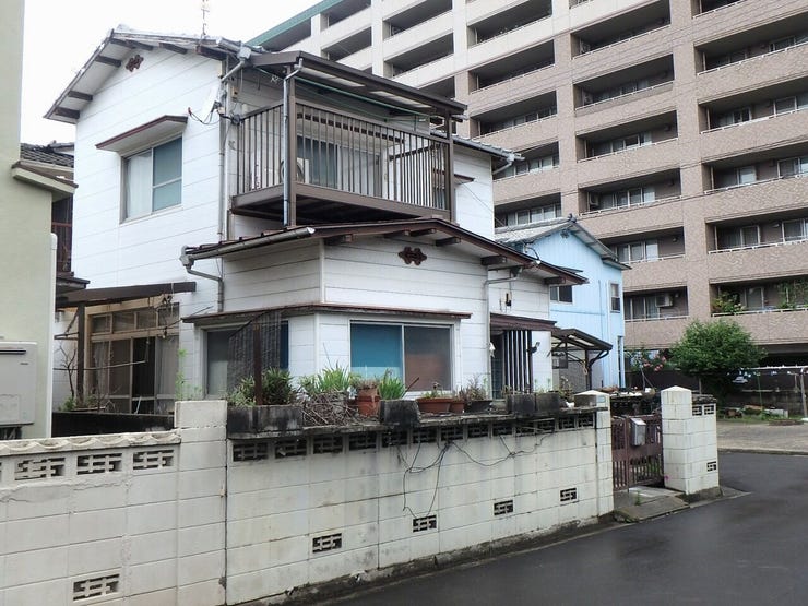 外観を南東側より撮影(雨天時)